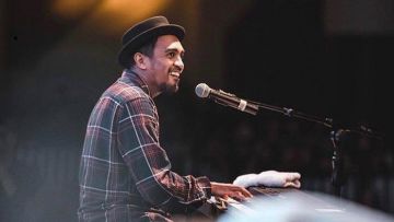 11 Lagu Glenn Fredly yang Selalu Jadi Pengiring Kasmaran dan Galau Kita. Karya nan Sarat Cinta