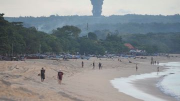 Turis Asing di Bali Masih Ngeyel Berjemur di Pantai, Petugas Usir Mereka dengan Traktor