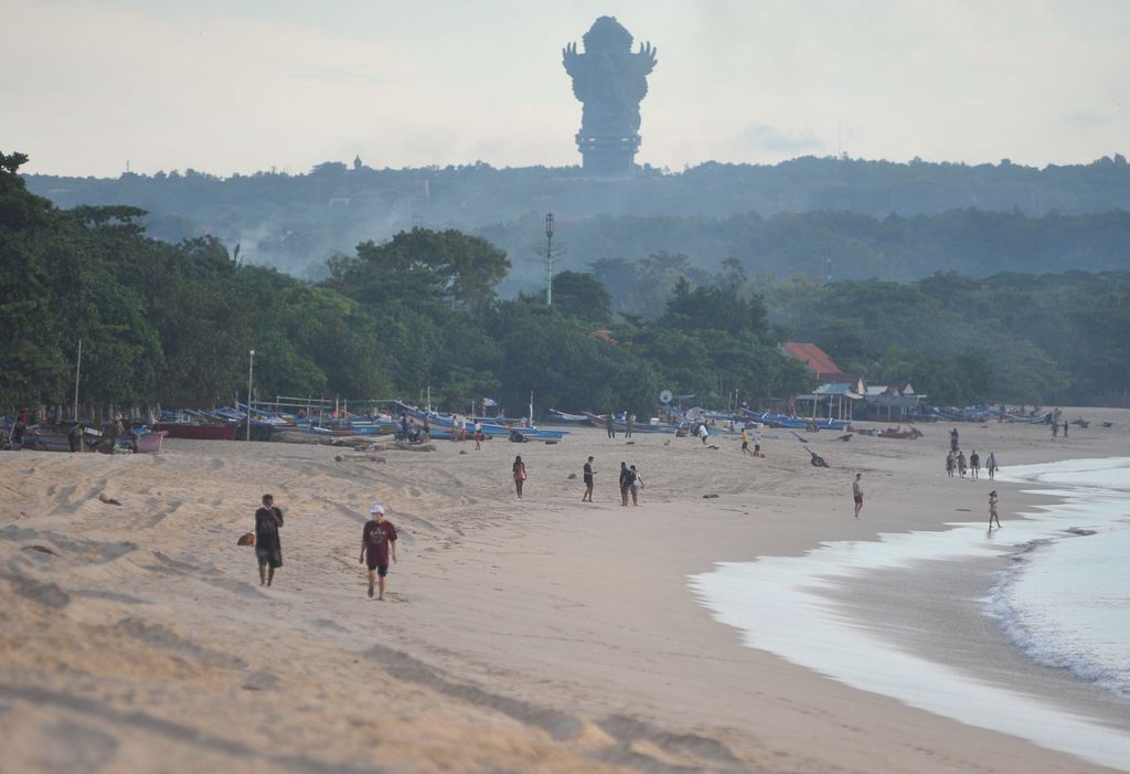 Turis Asing di Bali Masih Ngeyel Berjemur di Pantai, Petugas Usir Mereka dengan Traktor