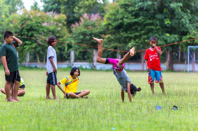 Serba Serbi Lucu Permainan Lompat Tali Saat Kita Kecil Dulu. Sekarang Masih pada Kuat Lompat Nggak?