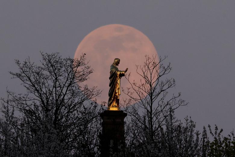 10 Pemandangan Indah Pink Supermoon di Berbagai Belahan Dunia. Jadi Penenang di Tengah Wabah