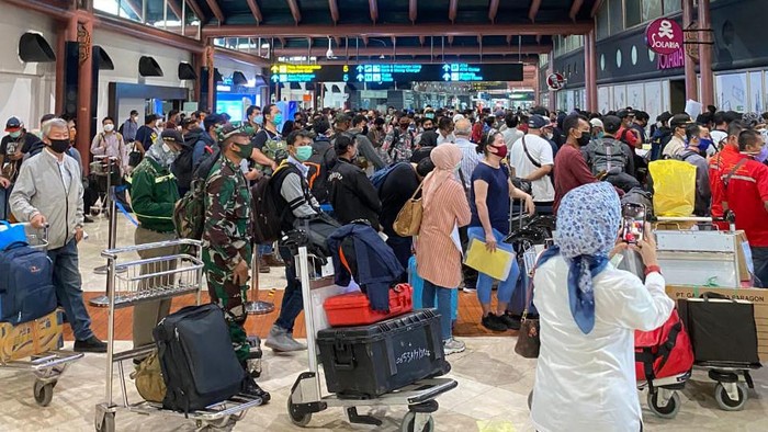 Bandara Soekarno Hatta Disesaki Ribuan Penumpang Hari Ini. Antrian Padat Tanpa Physical Distancing!