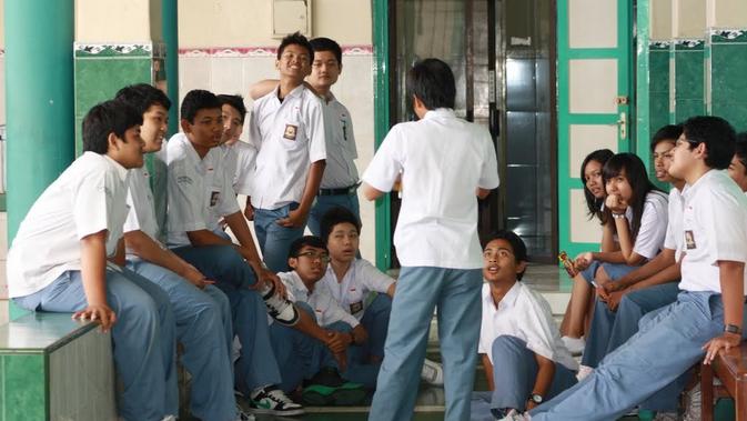 5 Alasan Cewek Zaman Sekolah Kalau ke Kamar Kecil Selalu Berdua. Pamitnya Sebentar, Baliknya Lama