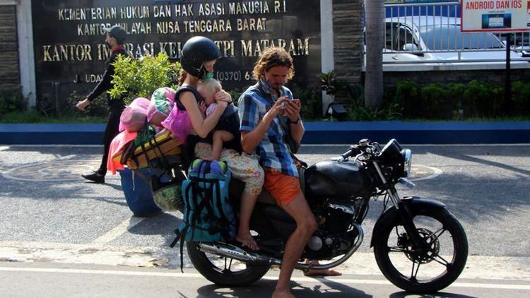 Viral Pasangan Bule Asal Rusia Mengamen di Lombok. Sambil Gendong Bayi Lho!