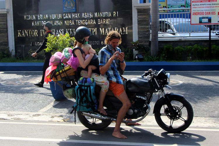 Viral Pasangan Bule Asal Rusia Mengamen di Lombok. Sambil Gendong Bayi Lho!