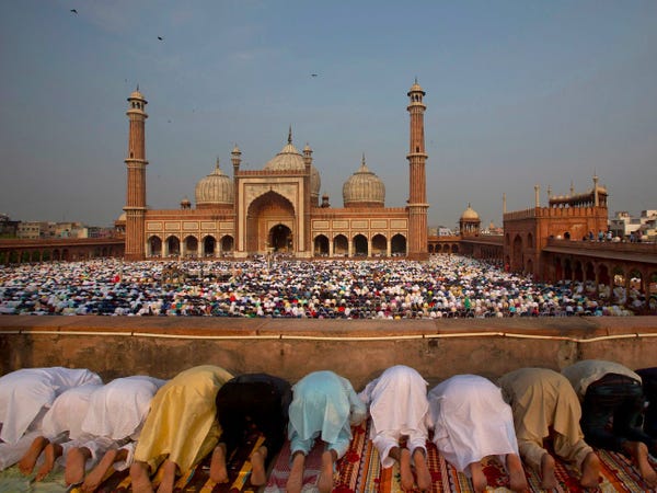 10 Potret Kemeriahan Idulfitri dari Berbagai Negara di Masa Sebelum Pandemi. Bikin Kangen Kumpul Keluarga!