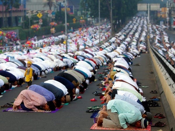 10 Potret Kemeriahan Idulfitri dari Berbagai Negara di Masa Sebelum Pandemi. Bikin Kangen Kumpul Keluarga!