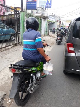 Viral Video Cowok Berseragam Pamer Senjata, Warganet: Percuma Gagah Kalau Nggak Bisa Kayak Gini~