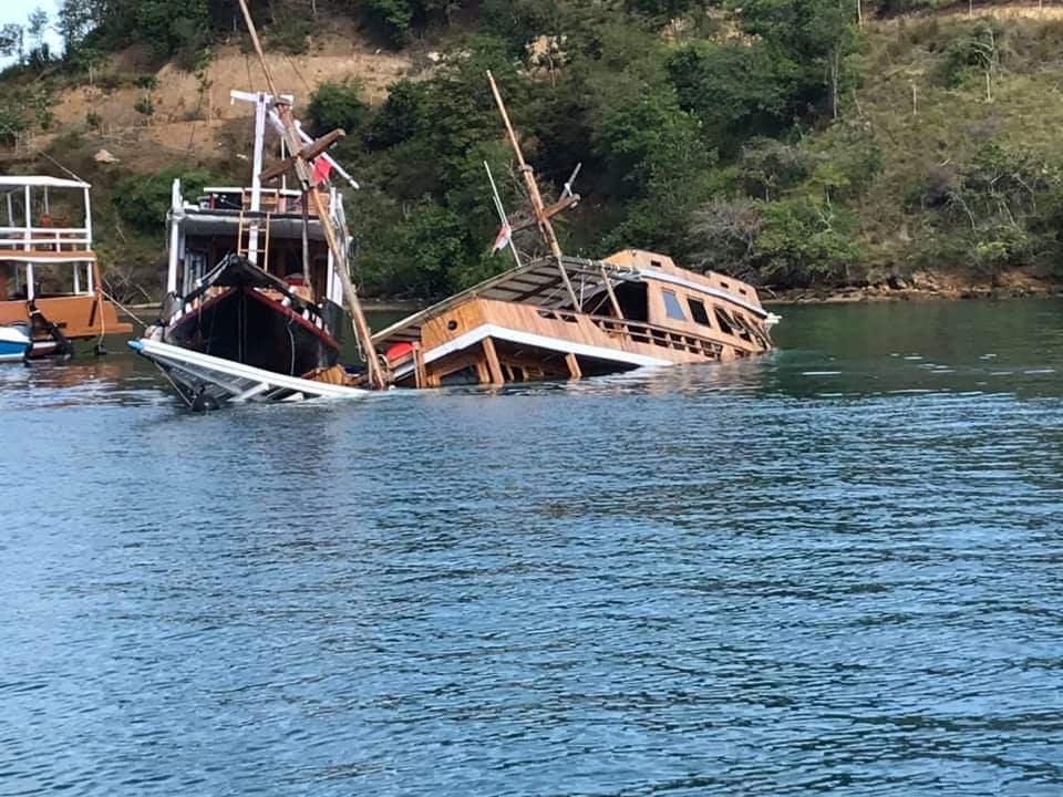 Tak Ada Wisatawan, Kapal-kapal di Labuan Bajo Tenggelam Karena Tidak Terurus. Sayang Banget ya!