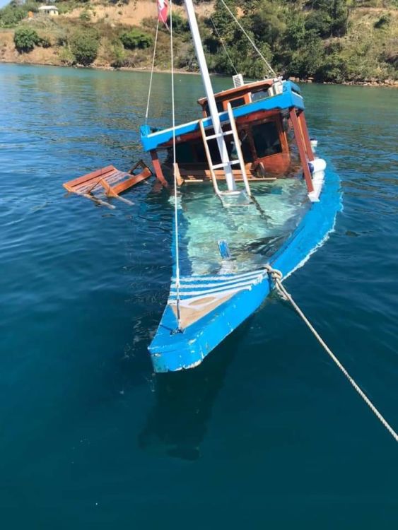 Tak Ada Wisatawan, Kapal-kapal di Labuan Bajo Tenggelam Karena Tidak Terurus. Sayang Banget ya!