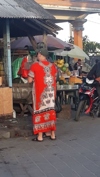 8 Kelakuan Ajaib Turis Bule yang Liburan di Bali. Aneh-aneh Juga Perilakunya ya!