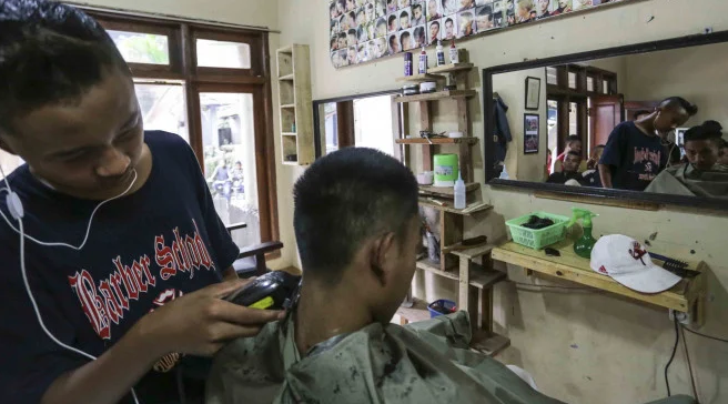 Nostalgia Tempat Cukur Zaman Dulu. Era Kejayaan Potong Rambut Sebelum Tren Barber Shop