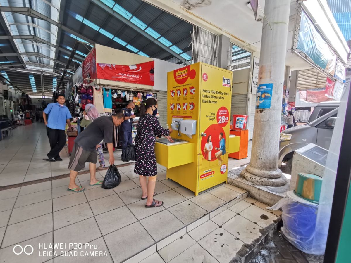 Lawan Pandemi Covid-19, Indosat Ooredoo Salurkan Bantuan APD ke Tenaga Medis dan Sembako ke Warga