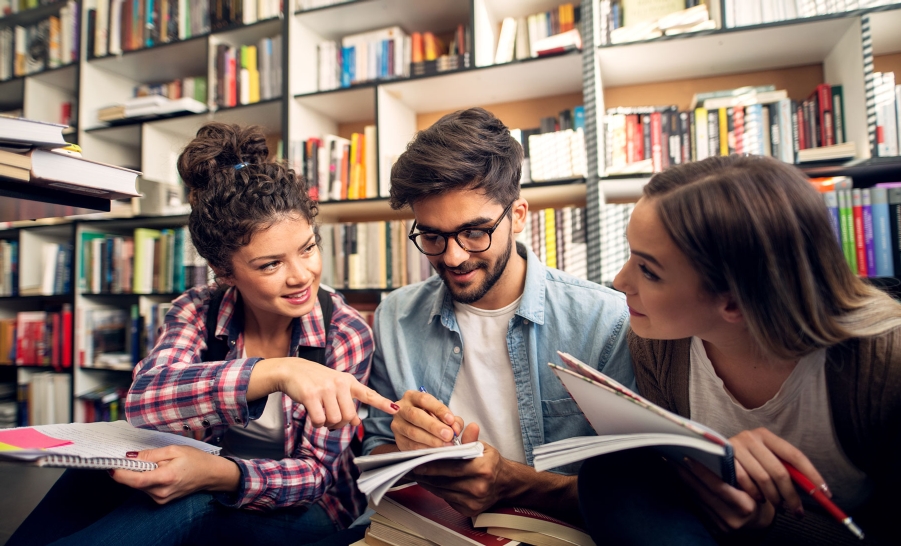 8 Sosok yang Nggak Boleh Absen dari Hidup Mahasiswa. Tanpa Mereka, Bisa Kacau Dunia Perkuliahan!