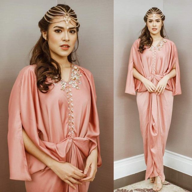 10 Gaya Menawan Para Artis dalam Balutan Kaftan Longgar. Bisa Ditiru Biar Elegan!!