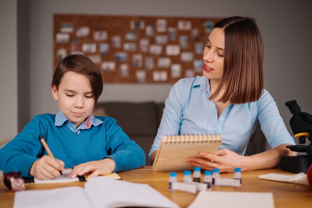 6 Toxic Parenting yang Masih Dimaklumi, Khususnya di Indonesia. Risikonya, Anak Bisa Trauma!