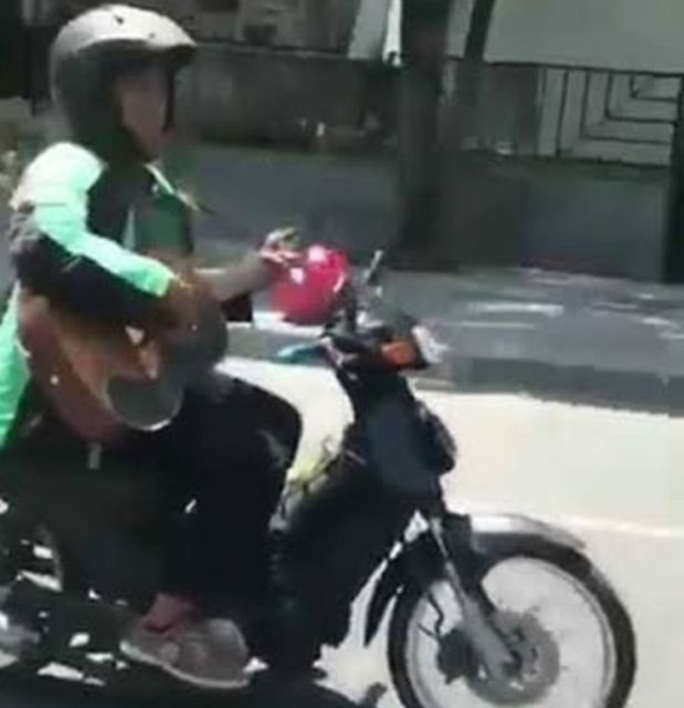 Viral Video Cowok Berseragam Pamer Senjata, Warganet: Percuma Gagah Kalau Nggak Bisa Kayak Gini~