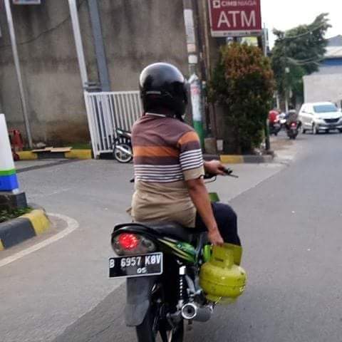 Viral Video Cowok Berseragam Pamer Senjata, Warganet: Percuma Gagah Kalau Nggak Bisa Kayak Gini~