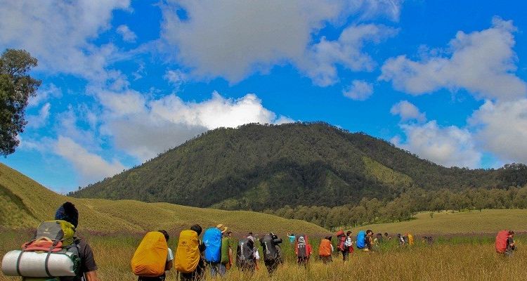 6 Alasan Unik yang Siap Membuatmu Berpikir Harus Mendaki Gunung!