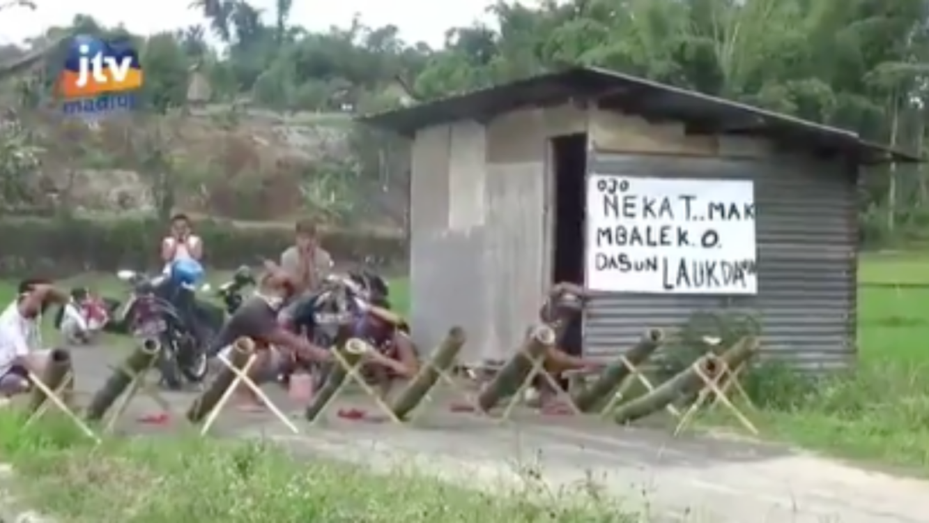 Unik, Warga Dusun Mengusir Pendatang dengan Meriam Bambu. Kaya Mau Perang Aja Nih