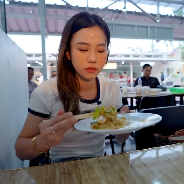 10 Food Vlogger Cewek di Indonesia yang Hobi Makan Banyak tapi Tetap Langsing. Bikin Iri!