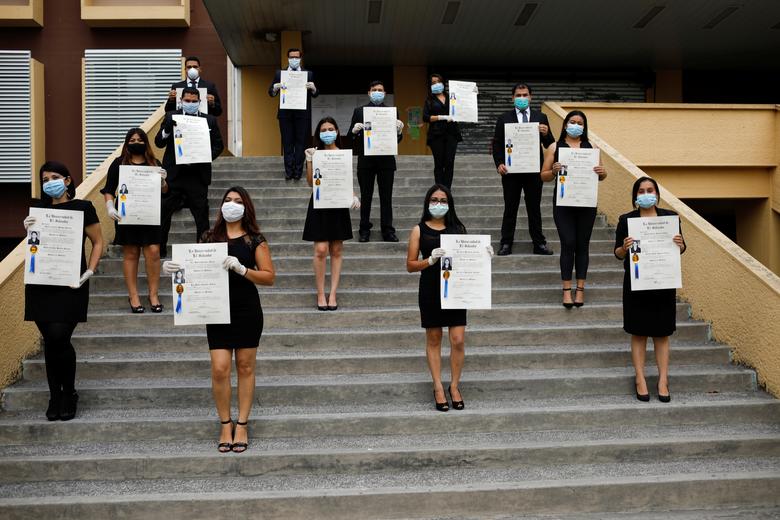 13 Potret Pelajar Dunia Rayakan Kelulusan di Tengah Pandemi. Tetap Berkesan dan Penuh Memori