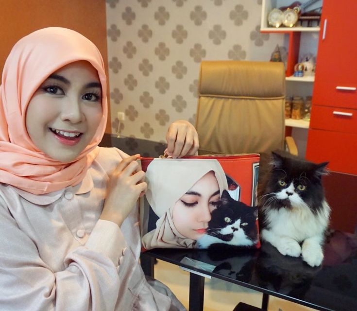 10 Artis yang Ternyata Bucing alias Budak Kucing. Sayang Banget sama Peliharaan Mereka yang Satu ini