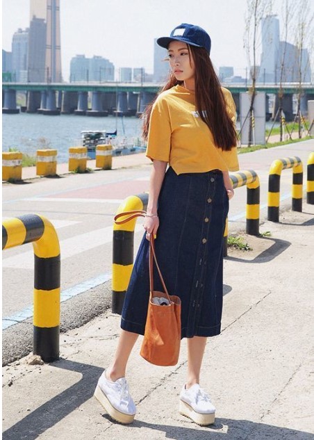 Nggak Banyak yang Tahu, Ini 10 Cara Tampil Feminin nan Sopan dengan Midi Skirt!