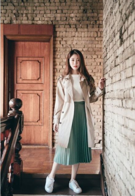 Nggak Banyak yang Tahu, Ini 10 Cara Tampil Feminin nan Sopan dengan Midi Skirt!