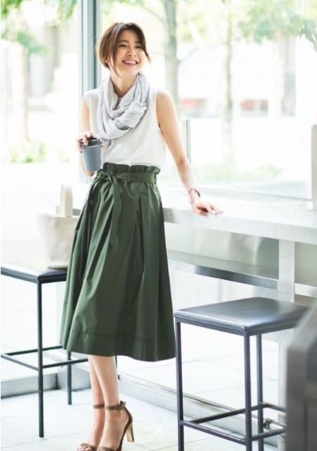 Nggak Banyak yang Tahu, Ini 10 Cara Tampil Feminin nan Sopan dengan Midi Skirt!