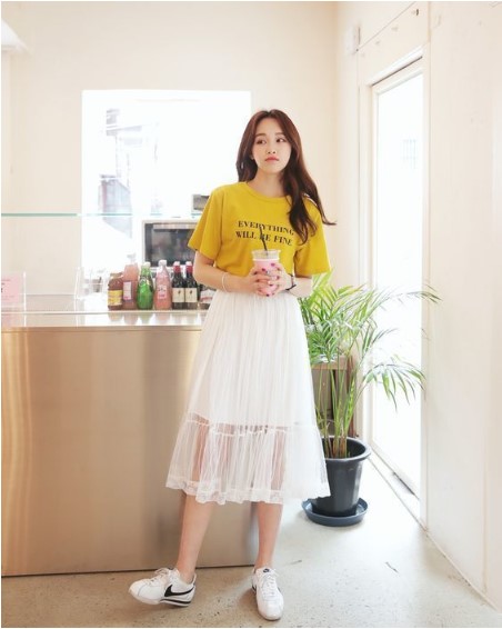 Nggak Banyak yang Tahu, Ini 10 Cara Tampil Feminin nan Sopan dengan Midi Skirt!