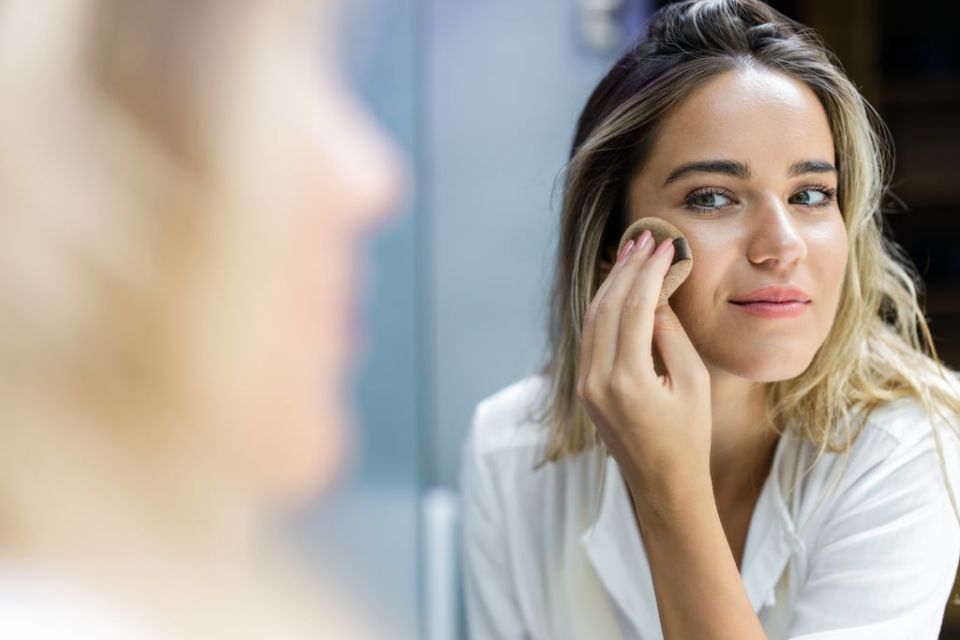 Pemilik Kulit Berjerawat Tetap Bisa Makeup, Asal Patuhi 8 Aturan Ini. Sederhana, Kok!