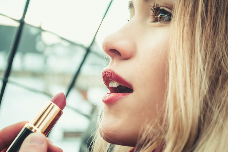 8 Produk Makeup yang Wajib Dimiliki Para Pemula. Aman dan Natural Buat Muka!