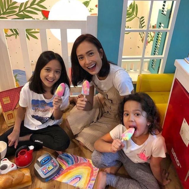 10 Artis yang Mendapat Pujian Warganet Karena Cara Parenting Mereka. Senang Lihatnya!