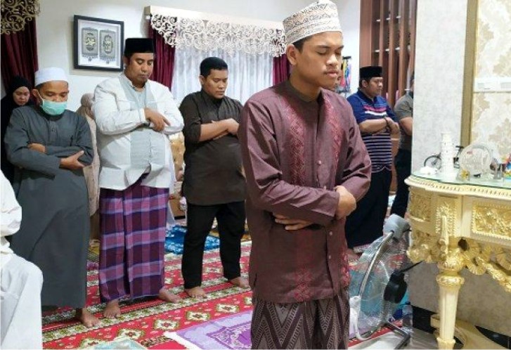 Jelang Lebaran, Pemerintah Imbau Masyarakat Untuk Salat Id di Rumah. Ini lo Hukum & Tata Caranya