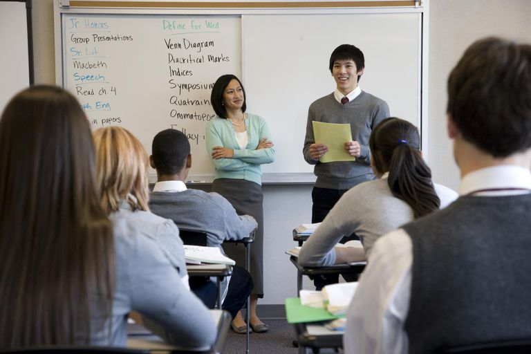 Nostalgia Pengalaman Maju ke Depan Kelas buat Ngerjain Soal. Momen Paling Menegangkan Saat Sekolah!