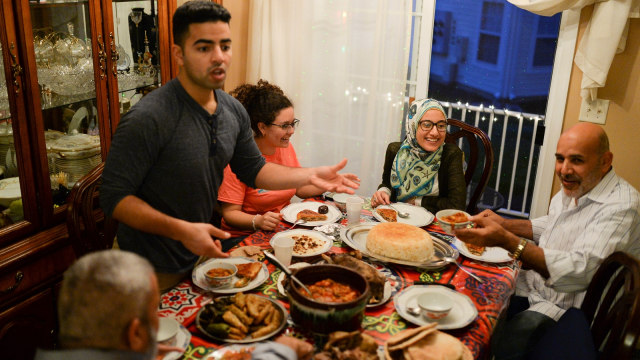 Rasanya Buka Puasa Bareng Keluarga Pacar Pertama Kali. Tolonglah, Masa Gini doang Grogi sih?