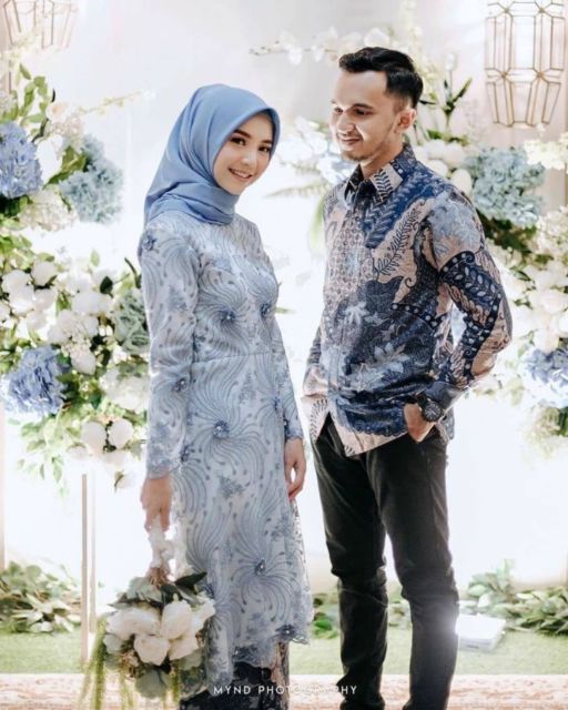 9 Motif Kebaya Couple Terbaru Bernuansa Kalem dan Elegan. Bikin Kompak Bareng Pasangan!