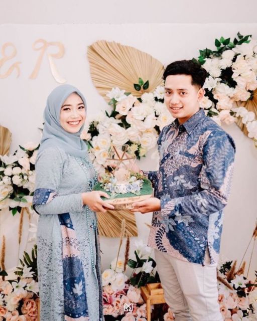 9 Motif Kebaya Couple Terbaru Bernuansa Kalem dan Elegan. Bikin Kompak Bareng Pasangan!