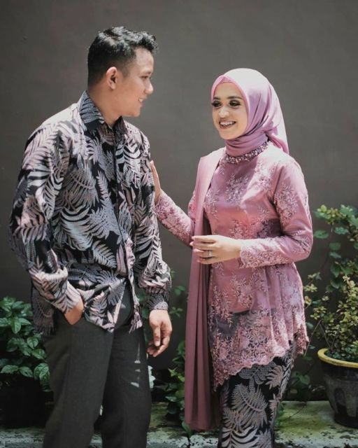 9 Motif Kebaya Couple Terbaru Bernuansa Kalem dan Elegan. Bikin Kompak Bareng Pasangan!