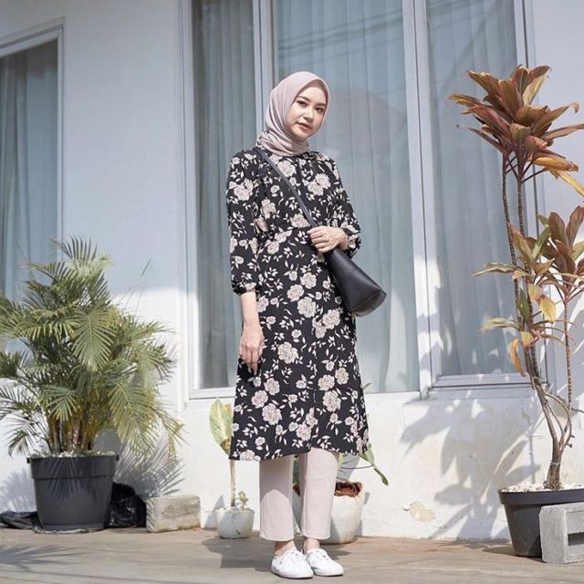 9 Tunik Motif Bunga yang Bisa Upgrade Penampilanmu Sebagai Hijabers. Dijamin Unik!