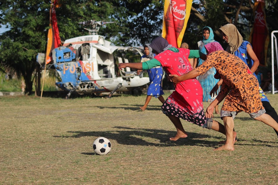 5 Momen Kocak Bapak-Bapak Main Bola Pakai Daster. Lomba Agustusan yang Paling Ditunggu nih!