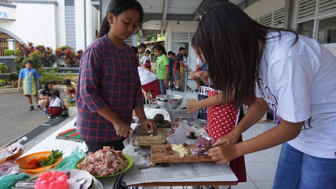 Masih Ingat Momen Praktik Masak Zaman SD & SMP? Pasti Kenangan Konyol ini Masih Membekas dong~