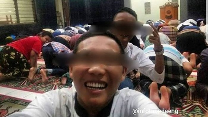 11 Kelakuan Kocak Orang Manfaatkan Wi-Fi di Masjid. Pakai Boleh, tapi Nggak Gitu juga Kali! :(