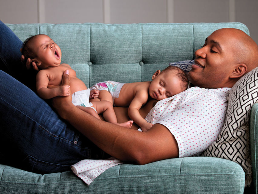 Unik dan Terlihat 'Mesra', Ini 10 Ide Newborn Photoshoot Bareng Ayah. Kudu Coba!