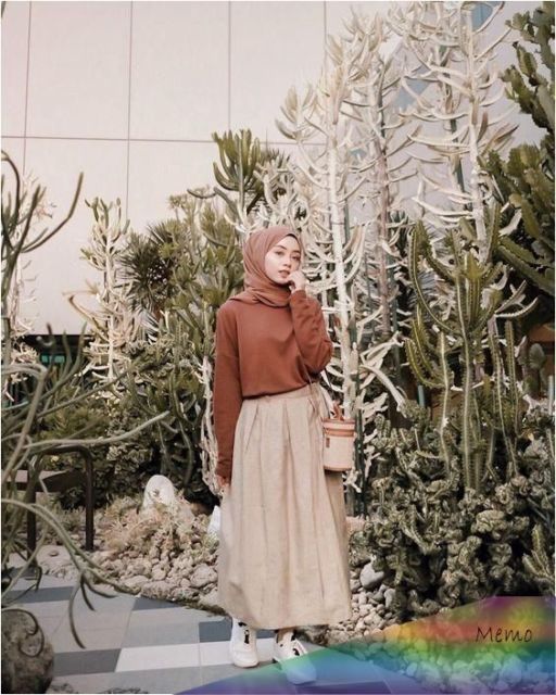 9 Cara Unik Pakai Sweater dan Rok Longgar Buat Hijabers. Sederhana dan Anggun!