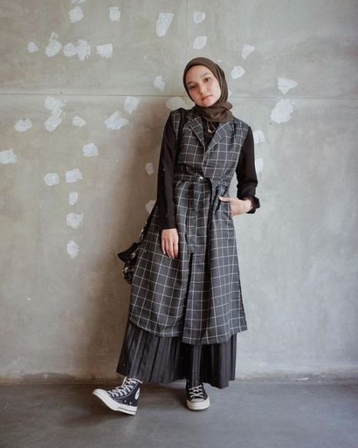 Bermodal Rok Longgar dan Sneakers, 9 Hijabers Ini Bisa Tampil Selow Tapi Elegan. Lucu!