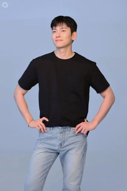 Bikin Meleleh, Ini Potret Ji Chang Wook Saat Pakai Kaus. Santai dan Cool Abis!