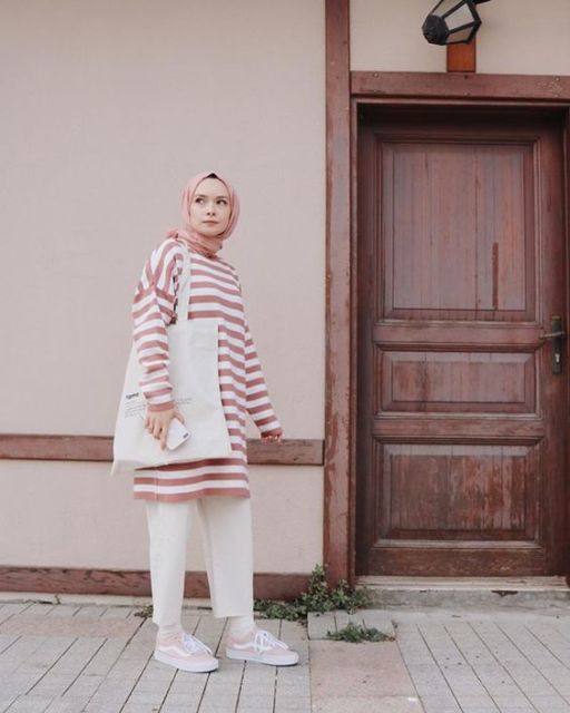 8 Kombinasi Manis Celana Putih dengan Berbagai Atasan Buat Hijabers. Unik dan Cantik!