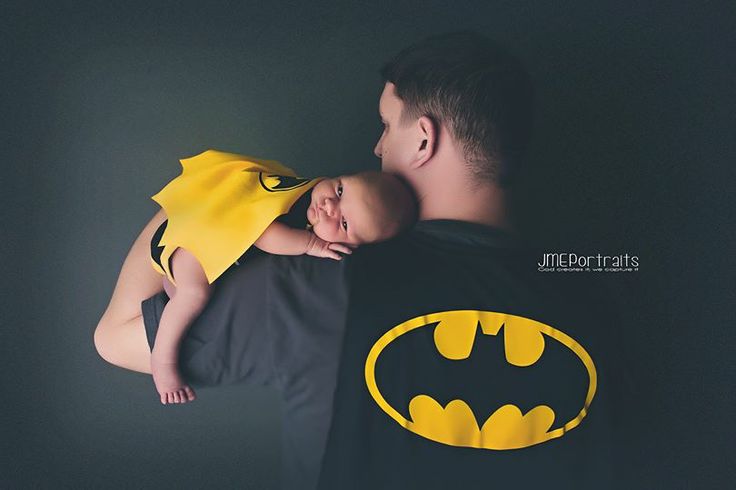 Unik dan Terlihat 'Mesra', Ini 10 Ide Newborn Photoshoot Bareng Ayah. Kudu Coba!